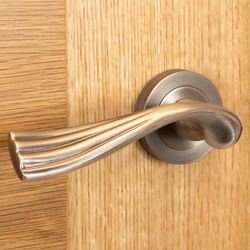 Atlantic Old English Richmond Lever Door Handle on Round Rose - 133mm L