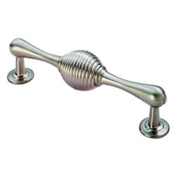 Carlisle Brass Traditional Handle with Central Beehive Pattern - 128 x 26mm