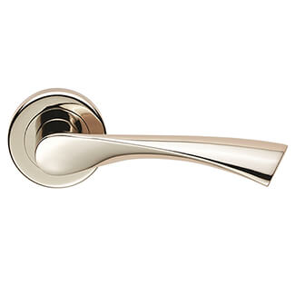 Carlisle Brass Serozzetta Venti Lever Handle on Round Rose