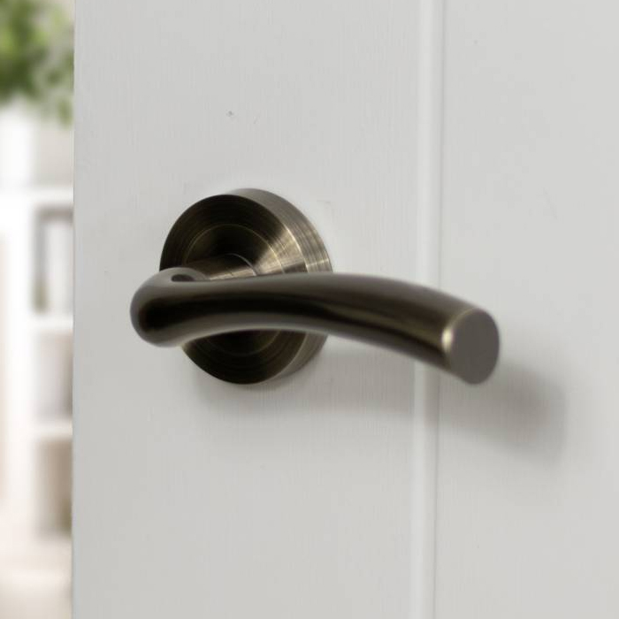 Atlantic Status Texas Lever Door Handle On Round Rose